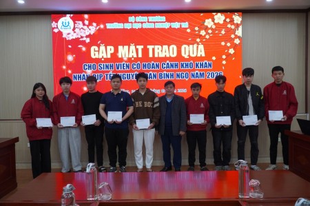 Trường Đại học Công nghiệp Việt Trì trao quà Tết cho sinh viên có hoàn cảnh khó khăn